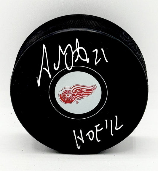 Adam Oates signed Detroit Red Wings Logo Puck W/ HOF Inscrip Beckett Witnessed