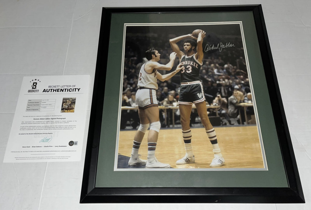 Kareem Abdul Jabbar signed Bucks Framed & Matted 16x20 photo Beckett LOA