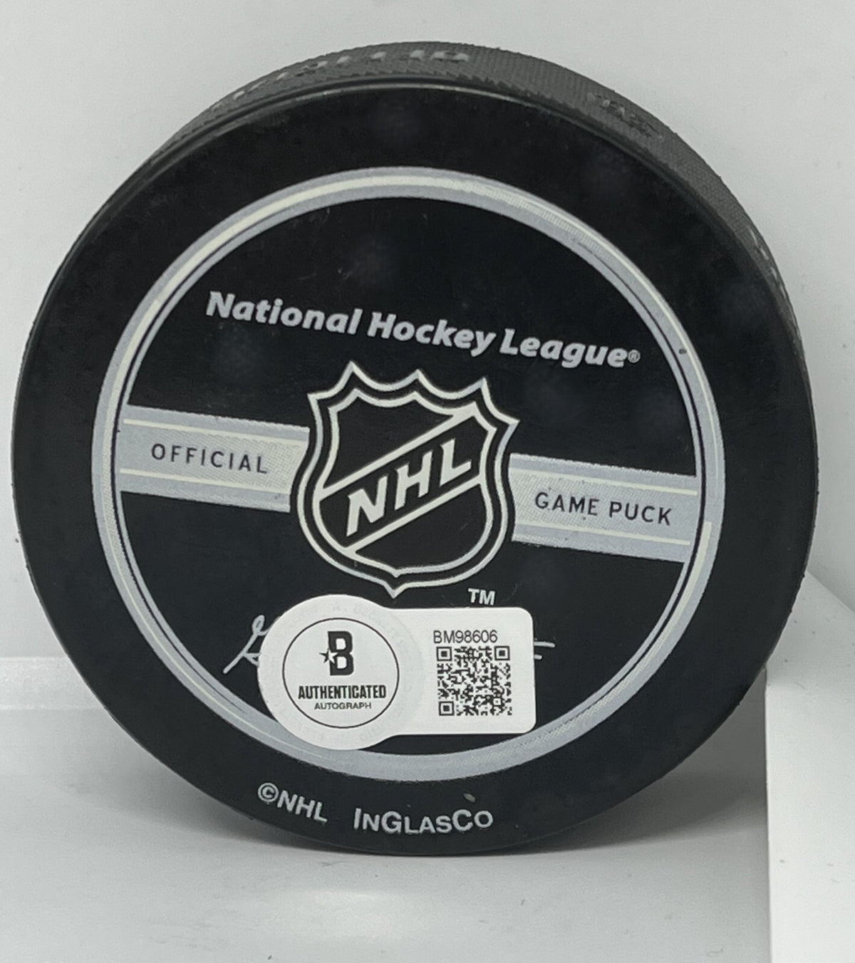 Bobby Hull signed Chicago Blackhawks Official Game Puck autographed Beckett COA